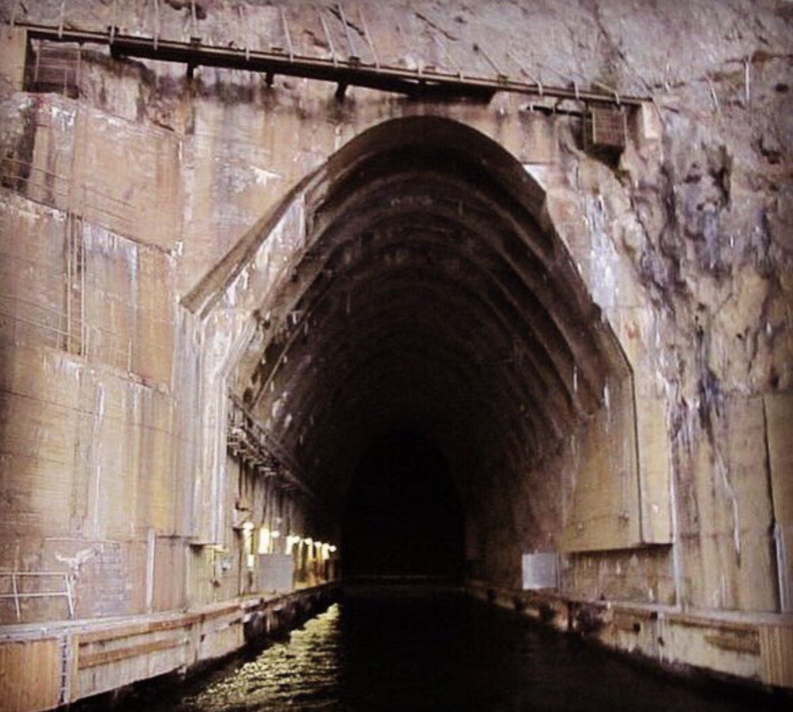 canal tunnel